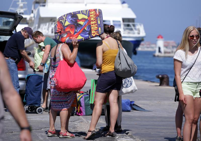 26.07.2013., Zadar – Velika guzva u zadarskoj trajektnoj luci. Photo: Zeljko Mrsic/PIXSELL Autor Zeljko Mrsic/PIXSELL guzve, trajekt, Luka, turisti 26.07.2013., Zadar – Velika guzva u zadarskoj trajektnoj luci. Photo: Zeljko Mrsic/PIXSELL Autor Zeljko Mrsic/PIXSELL guzve, trajekt, Luka, turisti