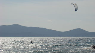 Druzenje uz surf i kite na plazi Makarska u Sukosanu Druzenje uz surf i kite na plazi Makarska u Sukosanu