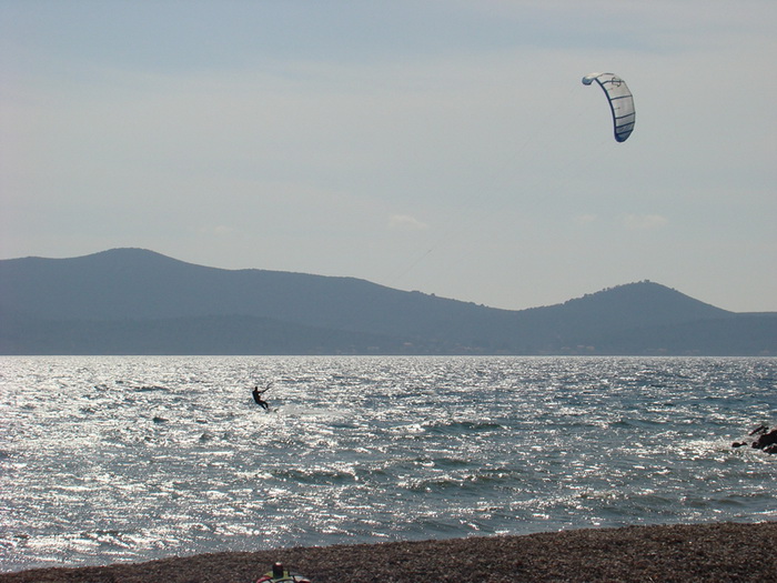 Druzenje uz surf i kite na plazi Makarska u Sukosanu Druzenje uz surf i kite na plazi Makarska u Sukosanu
