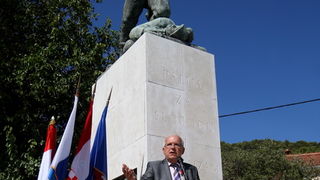 Mali Iz, 260712.
Proslava 70. obljetnice Maloiskog ustanka kojeg zajedno organiziraju Grad Zadar i Udruga antifasistickih boraca pod pokroviteljstvom predsjednika Ive Josipovica. Na spomenik Palima za slobodu i socijalizam u uvali Knez vijence su polozili