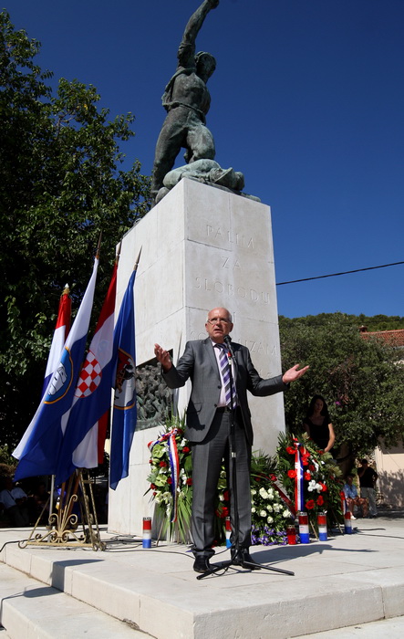 Mali Iz, 260712.
Proslava 70. obljetnice Maloiskog ustanka kojeg zajedno organiziraju Grad Zadar i Udruga antifasistickih boraca pod pokroviteljstvom predsjednika Ive Josipovica. Na spomenik Palima za slobodu i socijalizam u uvali Knez vijence su polozili