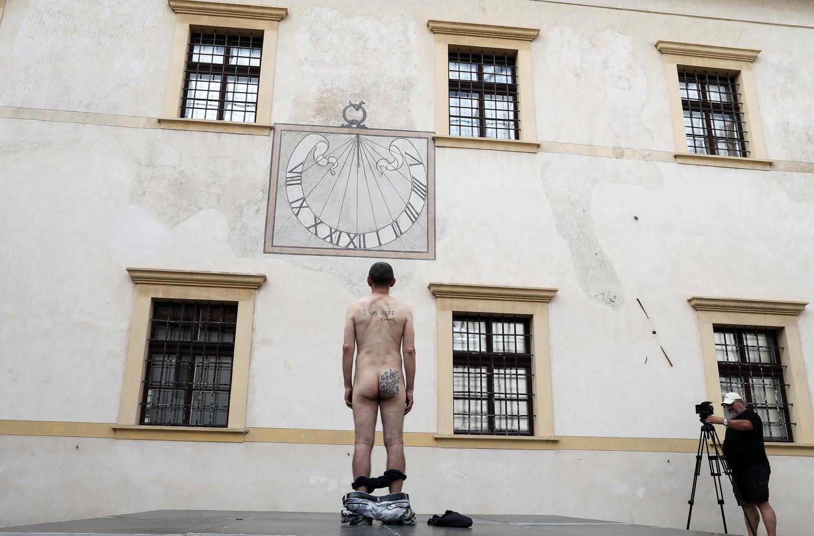 Siniša Labrović: Performans “Poštovani gospodine predsjedniče, možete me poljubiti u guzicu” Siniša Labrović: Performans “Poštovani gospodine predsjedniče, možete me poljubiti u guzicu”