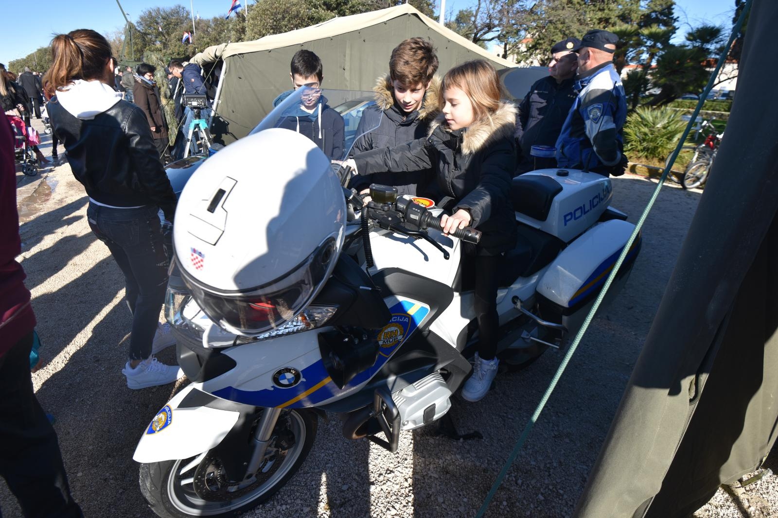 Otvorena izložba vojne opreme, oružja i vozila na zadarskoj rivi