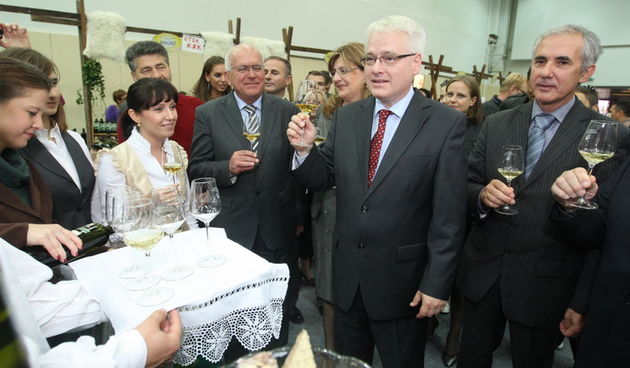 Zadar, 151010.
Predsjednik hrvatske Ivo Josipovic u sklopu posjeta Zadru obisao je i Eko etno sajam koji se ovog tjedna dogadja u dvorani na Visnjiku. Predsjednikje obisao sve izlagace (vise od 300) sa svakim se rukavao i skoro sa svakim slikao.
Na fotogr