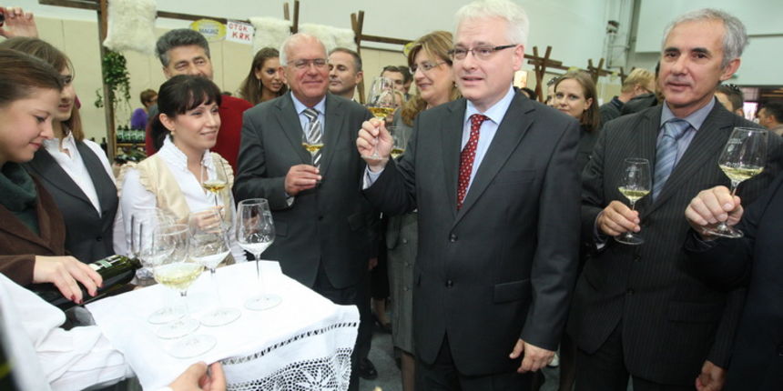 Zadar, 151010.
Predsjednik hrvatske Ivo Josipovic u sklopu posjeta Zadru obisao je i Eko etno sajam koji se ovog tjedna dogadja u dvorani na Visnjiku. Predsjednikje obisao sve izlagace (vise od 300) sa svakim se rukavao i skoro sa svakim slikao.
Na fotogr Zadar, 151010.
Predsjednik hrvatske Ivo Josipovic u sklopu posjeta Zadru obisao je i Eko etno sajam koji se ovog tjedna dogadja u dvorani na Visnjiku. Predsjednikje obisao sve izlagace (vise od 300) sa svakim se rukavao i skoro sa svakim slikao.
Na fotogr