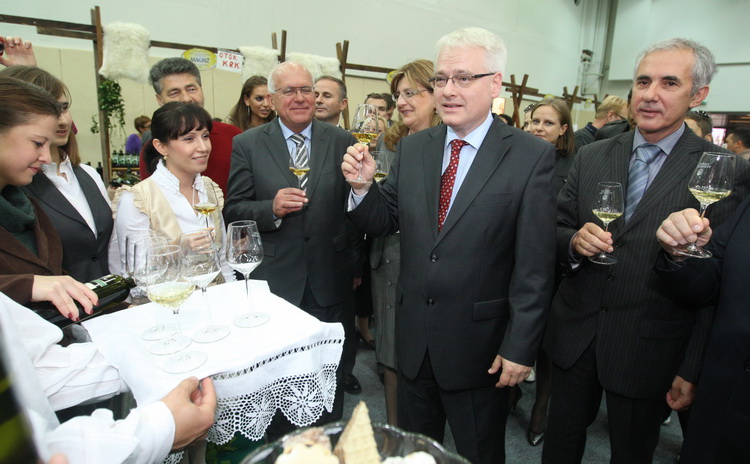 Zadar, 151010.
Predsjednik hrvatske Ivo Josipovic u sklopu posjeta Zadru obisao je i Eko etno sajam koji se ovog tjedna dogadja u dvorani na Visnjiku. Predsjednikje obisao sve izlagace (vise od 300) sa svakim se rukavao i skoro sa svakim slikao.
Na fotogr Zadar, 151010.
Predsjednik hrvatske Ivo Josipovic u sklopu posjeta Zadru obisao je i Eko etno sajam koji se ovog tjedna dogadja u dvorani na Visnjiku. Predsjednikje obisao sve izlagace (vise od 300) sa svakim se rukavao i skoro sa svakim slikao.
Na fotogr