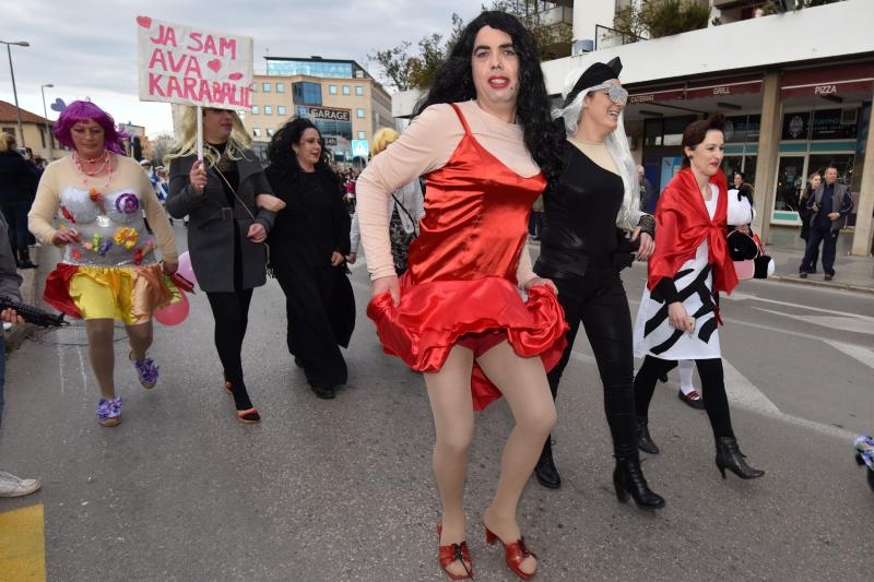 Karnevalska povorka okupila se na parkiralistu kod ‘Ljepotice’ a potom je krenula prema sredisnjem gradskom Trgu. Photo: Dino Stanin/PIXSELL