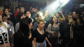 Vodice, 241210.
U kaficu te nocnom klubu Opijum, Vodicani su Bozic docekali u ugodnom i romanticnom raspolozenju uz grupu Urban & 4.
Foto: Marija Mihic / CROPIX