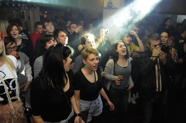 Vodice, 241210.
U kaficu te nocnom klubu Opijum, Vodicani su Bozic docekali u ugodnom i romanticnom raspolozenju uz grupu Urban & 4.
Foto: Marija Mihic / CROPIX