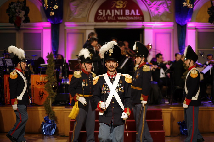 Varazdin, 030212.
U varazdinskom HNK odrzava se 19. Sjajni bal grada Varazdina, koji ugoscuje mnoge poznate uzvanike, od uglednih diplomata, glumaca, gospodarstvenika i politicara.
Pregrst baroknih specijaliteta za ovogodisnji bal spremili su zlatni kuhar Varazdin, 030212.
U varazdinskom HNK odrzava se 19. Sjajni bal grada Varazdina, koji ugoscuje mnoge poznate uzvanike, od uglednih diplomata, glumaca, gospodarstvenika i politicara.
Pregrst baroknih specijaliteta za ovogodisnji bal spremili su zlatni kuhar