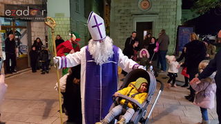 Sv. Nikola s Krampusom i Vilenjakom zabavljao djecu od Kampo Kaštela do Trga Petra Zoranića Sv. Nikola s Krampusom i Vilenjakom zabavljao djecu od Kampo Kaštela do Trga Petra Zoranića