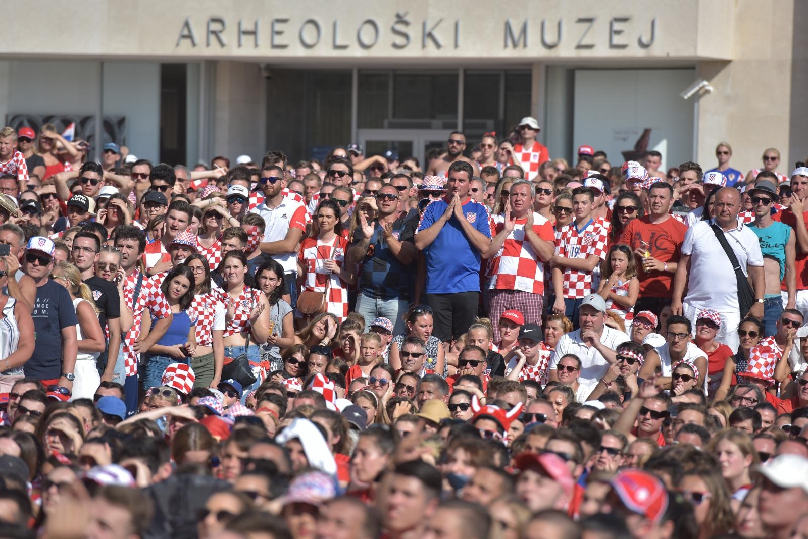Tisuće Zadrana na Forumu navijalo za Vatrene u finalu Svjetskog prvenstva Tisuće Zadrana na Forumu navijalo za Vatrene u finalu Svjetskog prvenstva