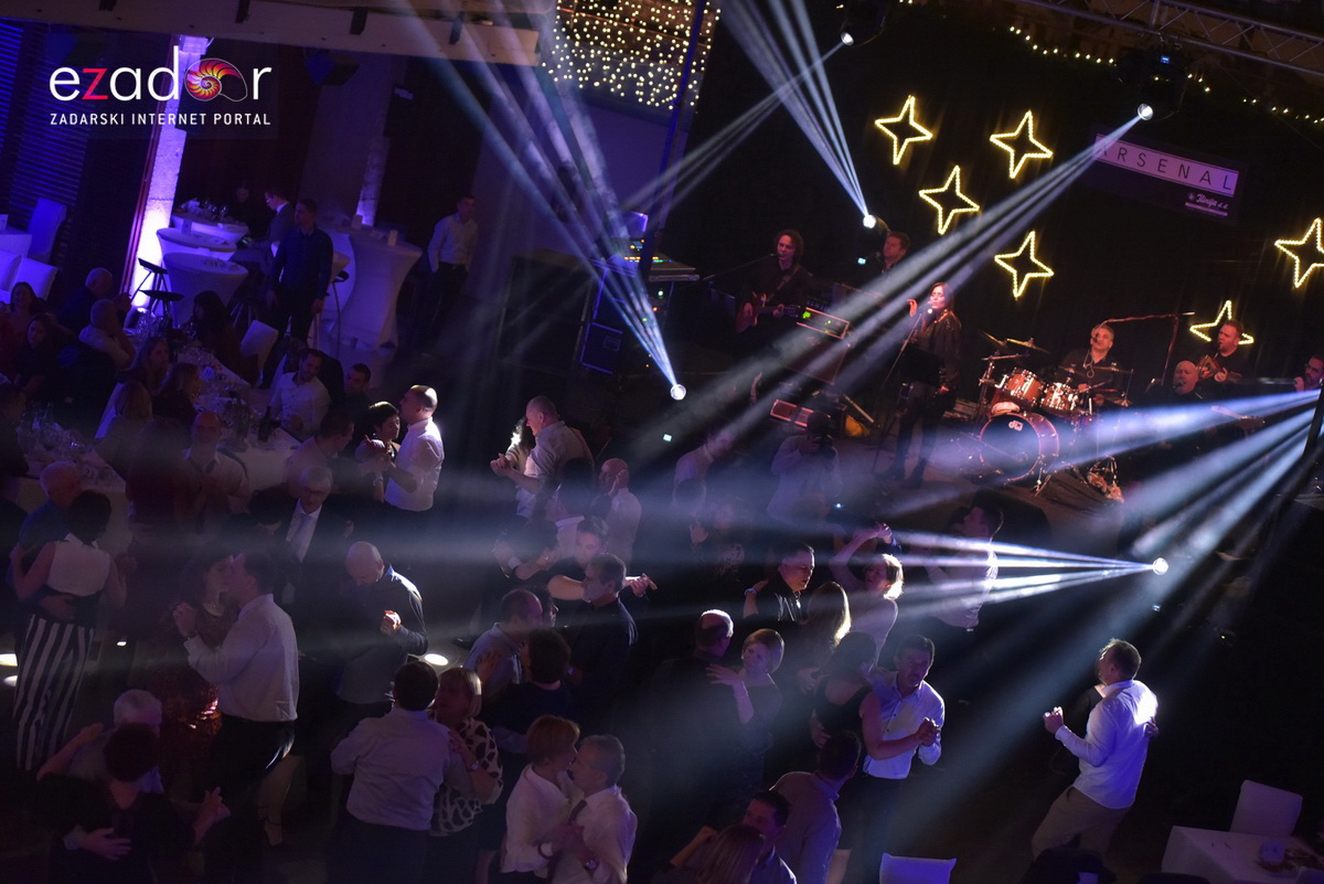 Tisuće Zadrana uživalo na krcatom Narodnom trgu i Tgu Petra Zoranića uz Tomislava Bralića i klapu Intrade Tisuće Zadrana uživalo na krcatom Narodnom trgu i Tgu Petra Zoranića uz Tomislava Bralića i klapu Intrade