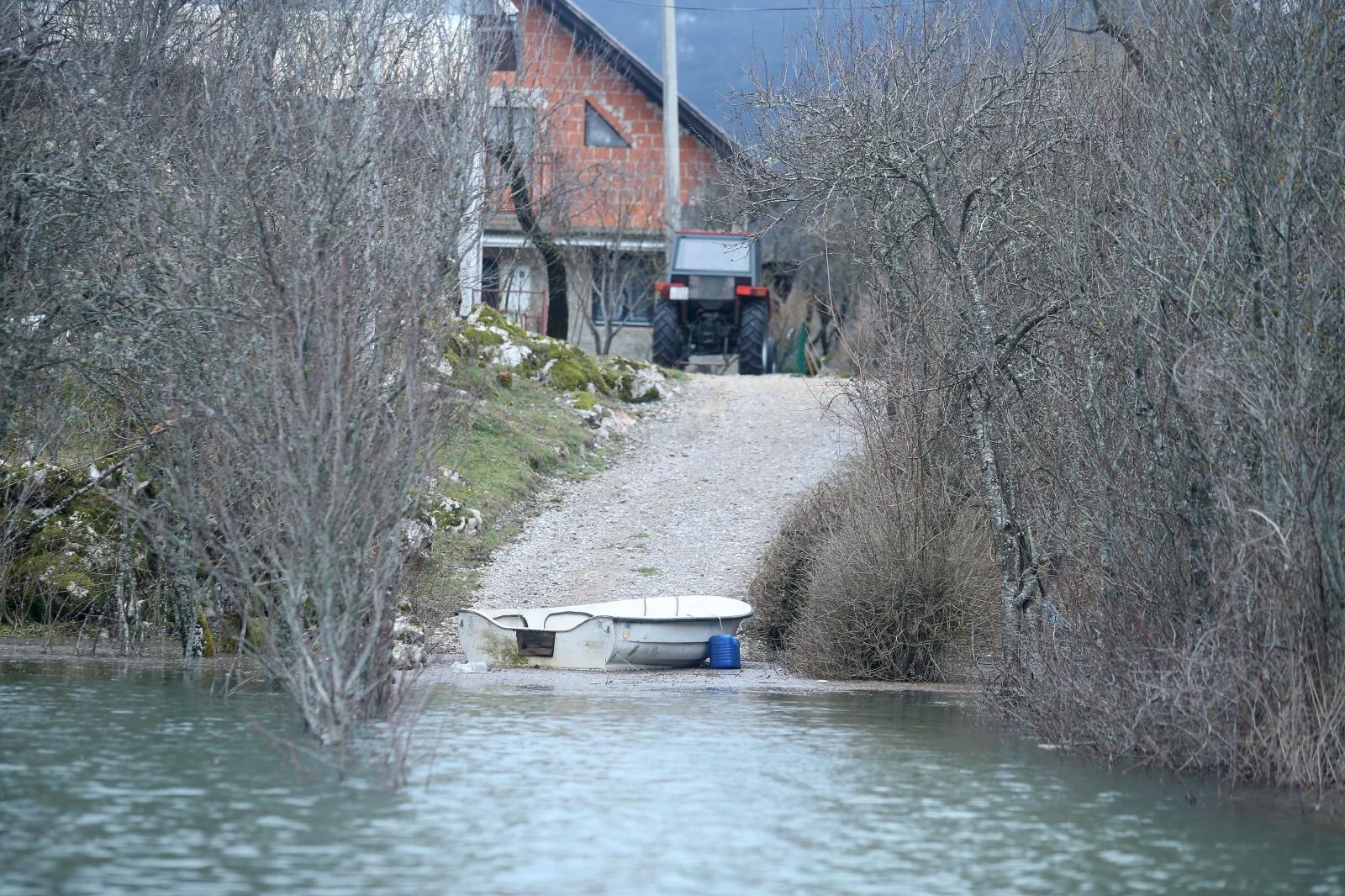 Na području Kosinja proglašeno izvanredno stanje obrane od poplava Na području Kosinja proglašeno izvanredno stanje obrane od poplava