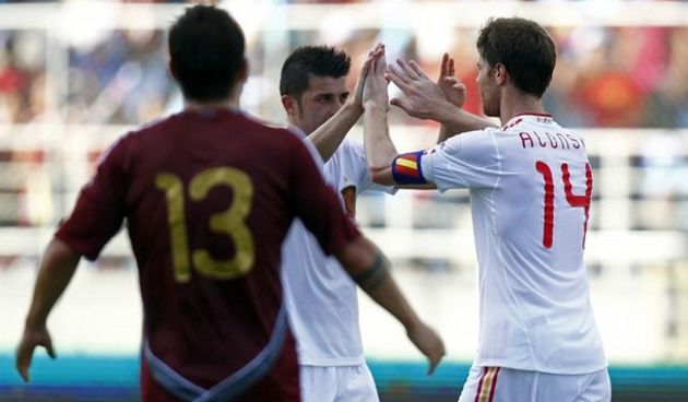 Xabi Alonso (R) celebrates with teammate David Villa // Reuters