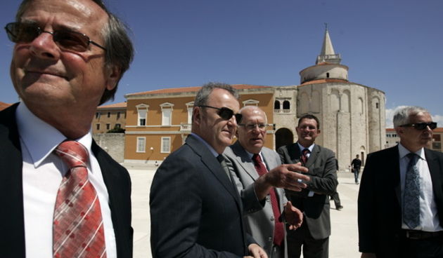 Zadar, 040512.
Ministar turizma Veljko Ostojic danas sluzbeno obilazi Zadarsku zupaniju, u 11.30 dao je izjavu za medije nakon susreta s predstavnicima turistickog gospodarstva zupanija. Nakon izjave prosetao je sa gradonacelnikom Zvonimirom Vrancicem, zu