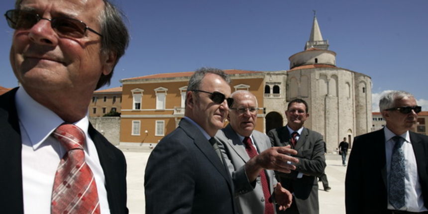 Zadar, 040512.
Ministar turizma Veljko Ostojic danas sluzbeno obilazi Zadarsku zupaniju, u 11.30 dao je izjavu za medije nakon susreta s predstavnicima turistickog gospodarstva zupanija. Nakon izjave prosetao je sa gradonacelnikom Zvonimirom Vrancicem, zu Zadar, 040512.
Ministar turizma Veljko Ostojic danas sluzbeno obilazi Zadarsku zupaniju, u 11.30 dao je izjavu za medije nakon susreta s predstavnicima turistickog gospodarstva zupanija. Nakon izjave prosetao je sa gradonacelnikom Zvonimirom Vrancicem, zu