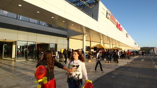 Zadar, 111110.
U zadru je  otvoren shoping centar Supernova, cije je otvaranje bilo najavljeno je za 09, pa za 14 sati, a otvoren  je malo prije 16 sati zbog tehnickog pregleda zgrade.
Na fotografiji: prvi kupci u supernovi cekaju ispred vrata.
Foto: Vlad