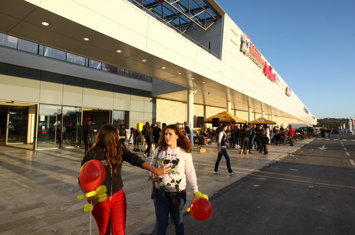 Zadar, 111110.
U zadru je  otvoren shoping centar Supernova, cije je otvaranje bilo najavljeno je za 09, pa za 14 sati, a otvoren  je malo prije 16 sati zbog tehnickog pregleda zgrade.
Na fotografiji: prvi kupci u supernovi cekaju ispred vrata.
Foto: Vlad