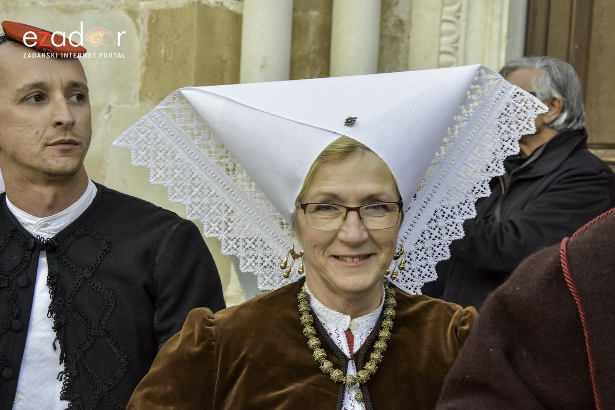 Paški zimski karneval 2018: Karnevalska povorka prošla ulicama grada do Pijace