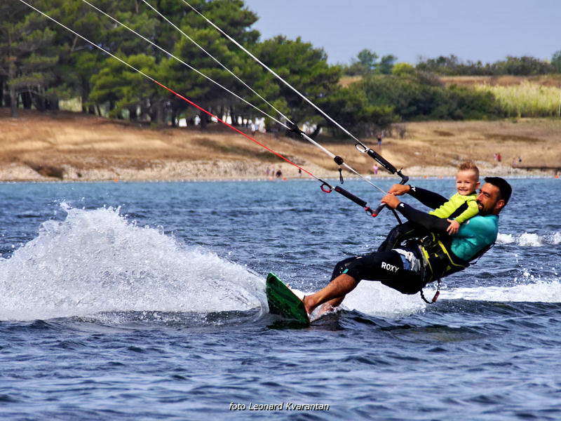Kite surferi guštaju u Ninu