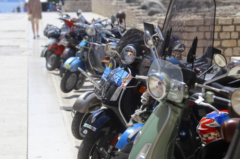 Vespaši izložili “ljubimce” ispred crkve sv. Donata, foto: Filip Brala/PIXSELL Vespaši izložili “ljubimce” ispred crkve sv. Donata, foto: Filip Brala/PIXSELL