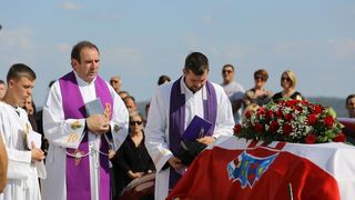 Mirko Miočić ispraćen na posljednji počinak na mjesnom groblju u Rtini Mirko Miočić ispraćen na posljednji počinak na mjesnom groblju u Rtini