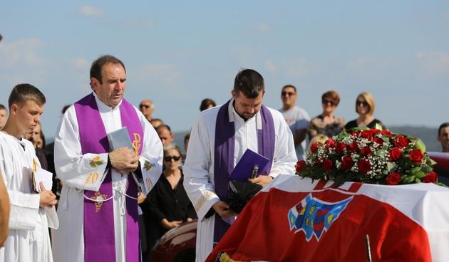 Mirko Miočić ispraćen na posljednji počinak na mjesnom groblju u Rtini