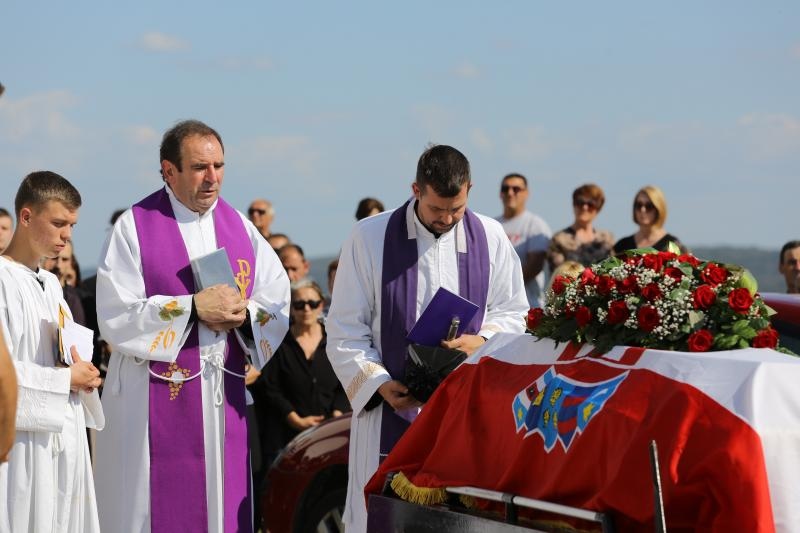 Mirko Miočić ispraćen na posljednji počinak na mjesnom groblju u Rtini Mirko Miočić ispraćen na posljednji počinak na mjesnom groblju u Rtini