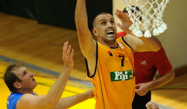 Split, 201012.Koasarkaski susret 7. kola ABA lige izmedju KK Splita i MZK Skopje na splitskim Gripama. Susret je svojevrsni derbi posto se sastaju 7 i 8 ekipa lige.Na slici: zuti Split Vujcic.Foto: Paun Paunovic / CROPIX