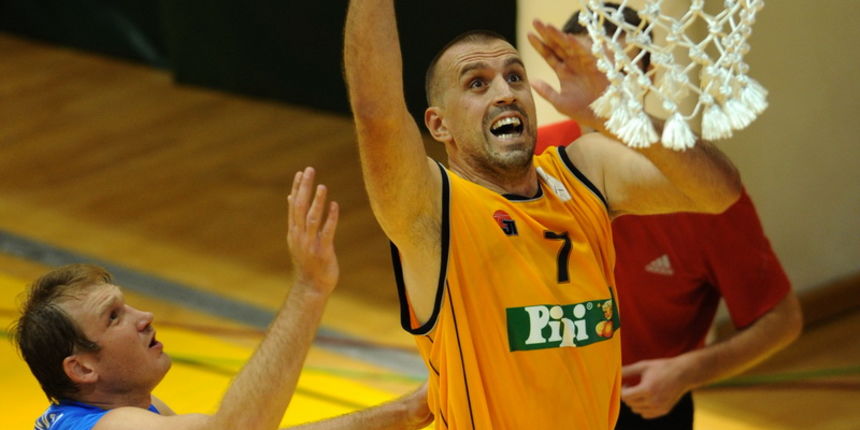 Split, 201012.Koasarkaski susret 7. kola ABA lige izmedju KK Splita i MZK Skopje na splitskim Gripama. Susret je svojevrsni derbi posto se sastaju 7 i 8 ekipa lige.Na slici: zuti Split Vujcic.Foto: Paun Paunovic / CROPIX Split, 201012.Koasarkaski susret 7. kola ABA lige izmedju KK Splita i MZK Skopje na splitskim Gripama. Susret je svojevrsni derbi posto se sastaju 7 i 8 ekipa lige.Na slici: zuti Split Vujcic.Foto: Paun Paunovic / CROPIX