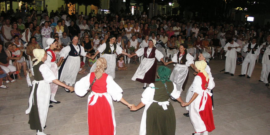 KUD-a Orac nastupio u Pagu (foto: J.Portada) KUD-a Orac nastupio u Pagu (foto: J.Portada)