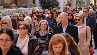Cvjetnica 20. ožujka 2016: Nakon blagoslova maslinovih grančica, nadbisku Želimir Puljić predvodio je procesiju do katedrale sv. Stošije gdje je služio misno slavlje na kojem se pjevala Muka našeg Gospodina Cvjetnica 20. ožujka 2016: Nakon blagoslova maslinovih grančica, nadbisku Želimir Puljić predvodio je procesiju do katedrale sv. Stošije gdje je služio misno slavlje na kojem se pjevala Muka našeg Gospodina