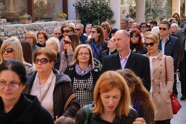 Cvjetnica 20. ožujka 2016: Nakon blagoslova maslinovih grančica, nadbisku Želimir Puljić predvodio je procesiju do katedrale sv. Stošije gdje je služio misno slavlje na kojem se pjevala Muka našeg Gospodina Cvjetnica 20. ožujka 2016: Nakon blagoslova maslinovih grančica, nadbisku Želimir Puljić predvodio je procesiju do katedrale sv. Stošije gdje je služio misno slavlje na kojem se pjevala Muka našeg Gospodina