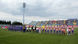 Varazdin, 190510.
Na gradskom stadionu u Varazdinu igra se kvalifikacijska utakmica za europsko prvenstvo U-21 izmedju reprezentacija Hrvatske i Slovacke.
Na slici: nogometni reprezentativci prije utakmice, u vrijeme odrzavanja himne.
Foto: Andrej Svoger