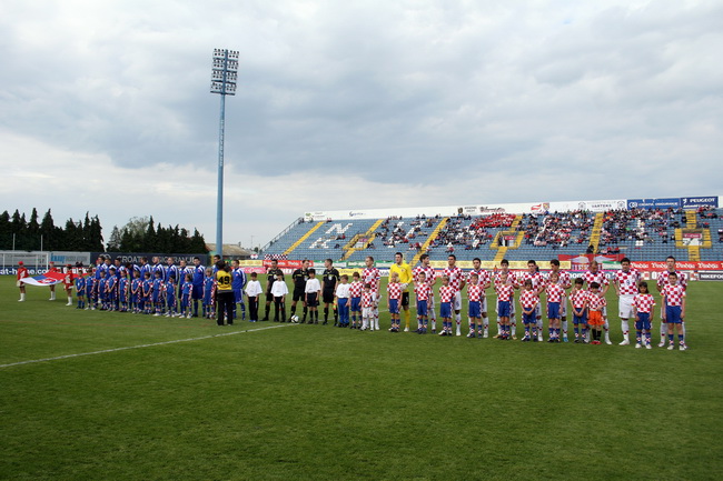 Varazdin, 190510.
Na gradskom stadionu u Varazdinu igra se kvalifikacijska utakmica za europsko prvenstvo U-21 izmedju reprezentacija Hrvatske i Slovacke.
Na slici: nogometni reprezentativci prije utakmice, u vrijeme odrzavanja himne.
Foto: Andrej Svoger