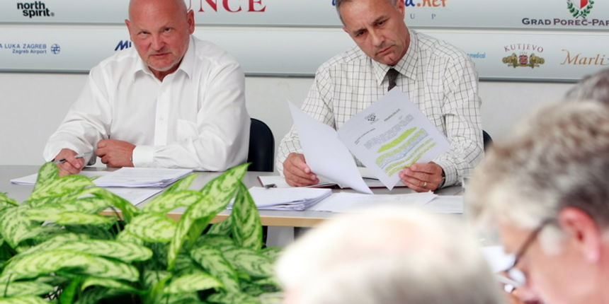 Zagreb, 310511.
Hrvatski olimpijski odbor, Trg Kresimira Cociac 11.
25. sjednica Vijeca Hrvatskog olimpijskog odbora.
Na fotografiji: Zlatko Matesa i Josip Cop.
Foto: Ronald Gorsic / CROPIX Zagreb, 310511.
Hrvatski olimpijski odbor, Trg Kresimira Cociac 11.
25. sjednica Vijeca Hrvatskog olimpijskog odbora.
Na fotografiji: Zlatko Matesa i Josip Cop.
Foto: Ronald Gorsic / CROPIX