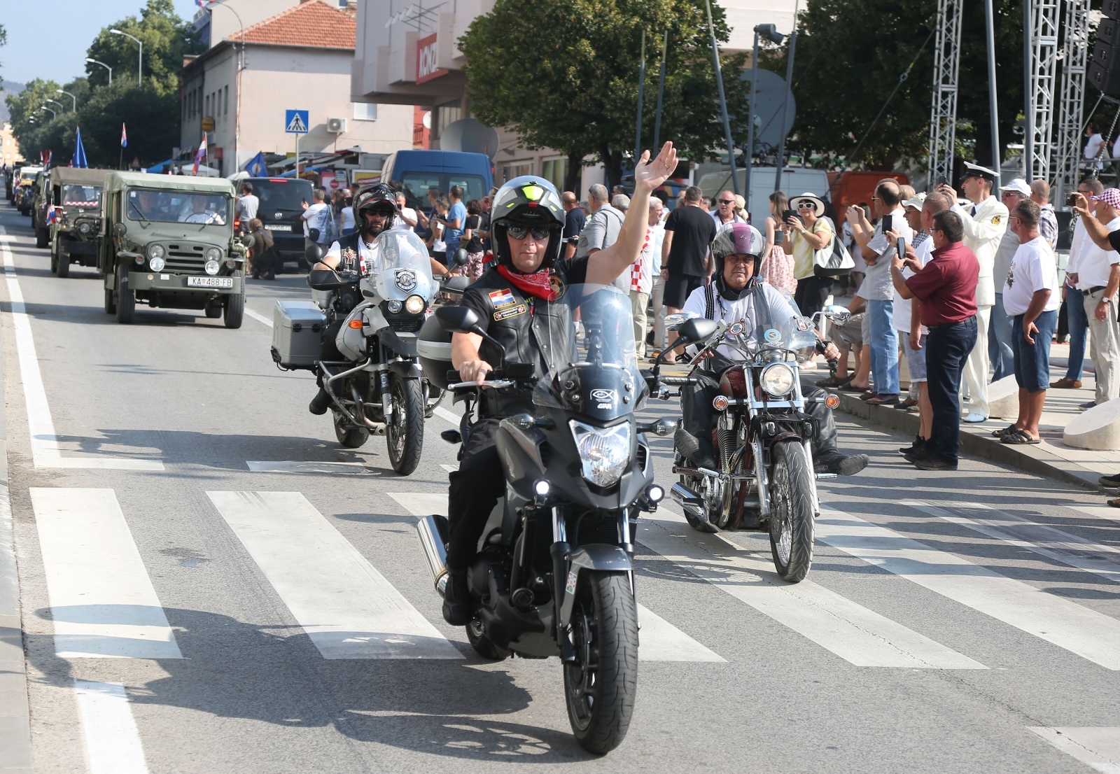 Knin: Mimohod motocikala i starodobnih vojnih vozila