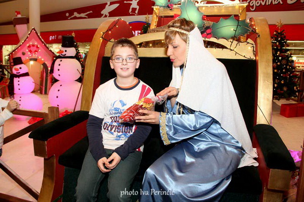 Sv. Luce razveselila mališane u Supernova centru, Foto: Iva Perinčić Sv. Luce razveselila mališane u Supernova centru, Foto: Iva Perinčić