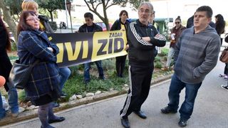 Ispred zadarskog Centra za socijalnu skrb, odrzan je prosvjed kako bi se izrazilo nezadovoljstvo nacinom rada djelatnika ove institucije. Prosvjed je potaknut nedavnim zbivanjima u skucaju obiteli Bozic. Photo: Dino Stanin/PIXSELL Autor  Dino Stanin/PIXS