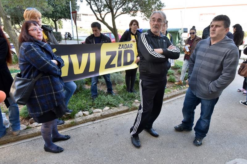 Ispred zadarskog Centra za socijalnu skrb, odrzan je prosvjed kako bi se izrazilo nezadovoljstvo nacinom rada djelatnika ove institucije. Prosvjed je potaknut nedavnim zbivanjima u skucaju obiteli Bozic. Photo: Dino Stanin/PIXSELL Autor  Dino Stanin/PIXS