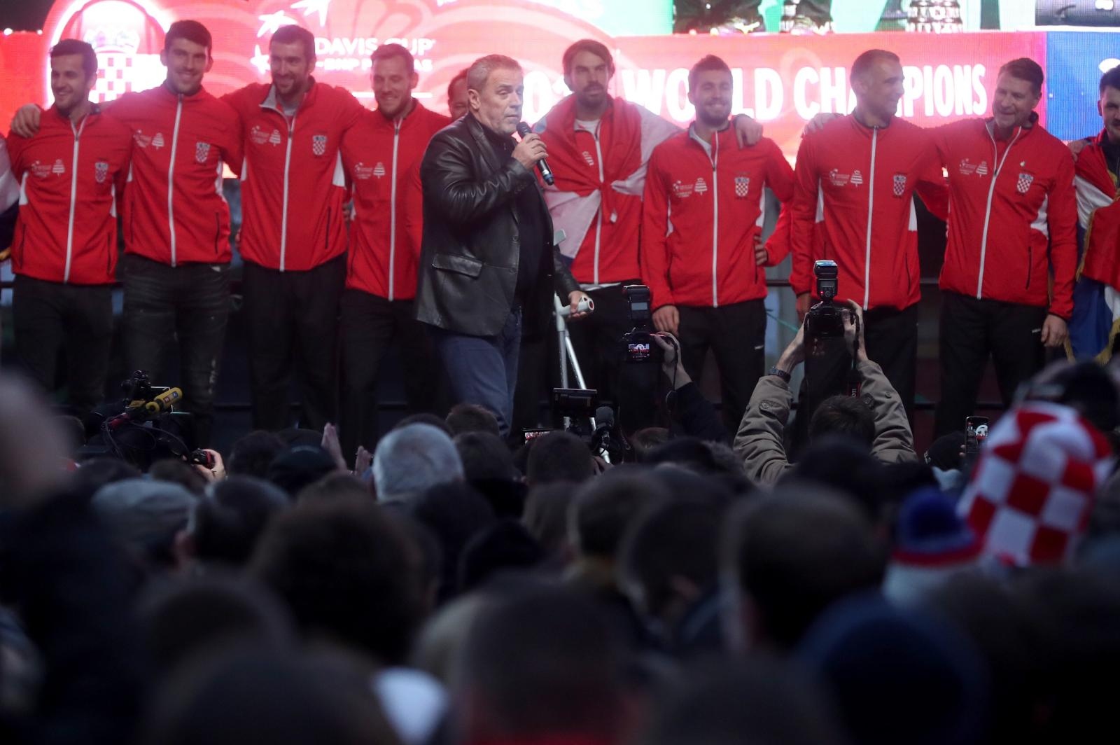 Zlatne tenisače na Trgu bana Josipa Jelačića dočekale tisuće navijača Zlatne tenisače na Trgu bana Josipa Jelačića dočekale tisuće navijača