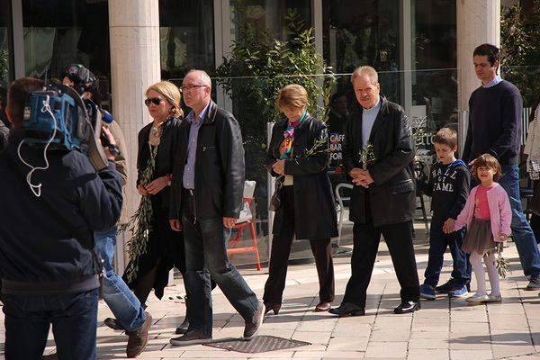 Cvjetnica 20. ožujka 2016: Nakon blagoslova maslinovih grančica, nadbisku Želimir Puljić predvodio je procesiju do katedrale sv. Stošije gdje je služio misno slavlje na kojem se pjevala Muka našeg Gospodina Cvjetnica 20. ožujka 2016: Nakon blagoslova maslinovih grančica, nadbisku Želimir Puljić predvodio je procesiju do katedrale sv. Stošije gdje je služio misno slavlje na kojem se pjevala Muka našeg Gospodina