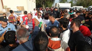 Tovarnik: Iscrpljenim izbjeglicama koji čekaju vlak volonteri Crvenog križa pružaju svekoliku pomoć. Photo: Zeljko Lukunic/PIXSELL Tovarnik: Iscrpljenim izbjeglicama koji čekaju vlak volonteri Crvenog križa pružaju svekoliku pomoć. Photo: Zeljko Lukunic/PIXSELL