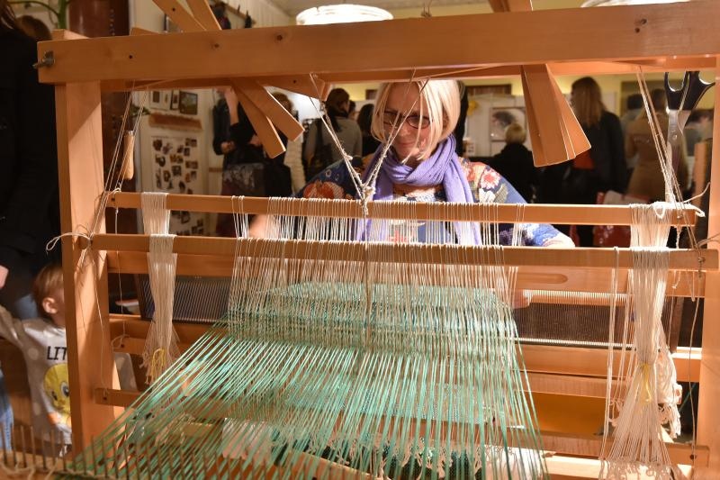 U Domu branitelja poceo 14. HAND MADE FEST – Festival rucnih izrada, mastovitosti i dizajna. I ove se godine u svih 5 dvorana Doma branitelja, 200-ak izlagaca, od kojih i 20% muskaraca, tri dana promice i promovira jedinstvene vrijednosti rucnih izrada, p U Domu branitelja poceo 14. HAND MADE FEST – Festival rucnih izrada, mastovitosti i dizajna. I ove se godine u svih 5 dvorana Doma branitelja, 200-ak izlagaca, od kojih i 20% muskaraca, tri dana promice i promovira jedinstvene vrijednosti rucnih izrada, p