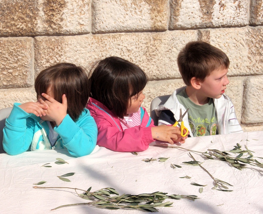 Radionica pletenja maslinovih grančica, foto: Karla Šorić Radionica pletenja maslinovih grančica, foto: Karla Šorić