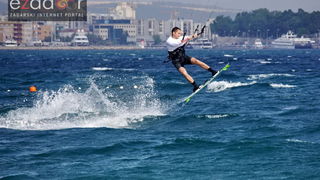 Guštanje surfera u jakom jugu Guštanje surfera u jakom jugu