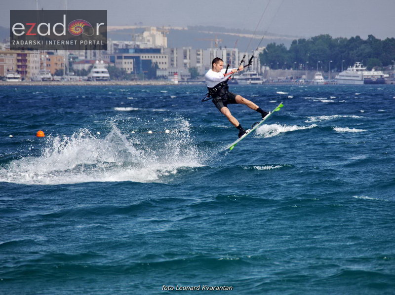 Guštanje surfera u jakom jugu Guštanje surfera u jakom jugu