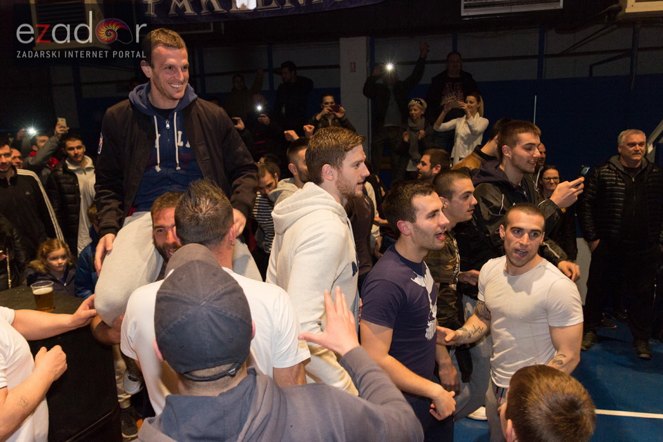 Humanitarno gledanje utakmice Zadar-Cibona (85-84) u Jazinama Humanitarno gledanje utakmice Zadar-Cibona (85-84) u Jazinama