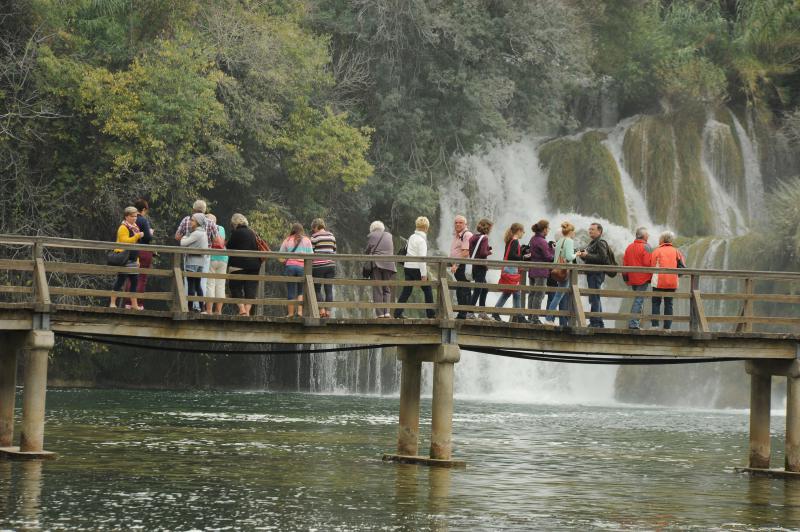 Jesenske boje i ljepote Nacionalnog parka Slapovi Krke oduševljavaju i dalje mnogobrojne turiste iz cijeloga svijeta. Photo: Hrvoje Jelavic/PIXSELL Jesenske boje i ljepote Nacionalnog parka Slapovi Krke oduševljavaju i dalje mnogobrojne turiste iz cijeloga svijeta. Photo: Hrvoje Jelavic/PIXSELL